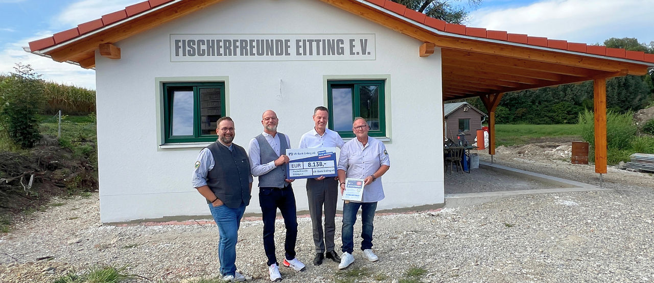 Scheckübergabe erfolgreiches Crowdfunding für die Fischerfreunde Eitting