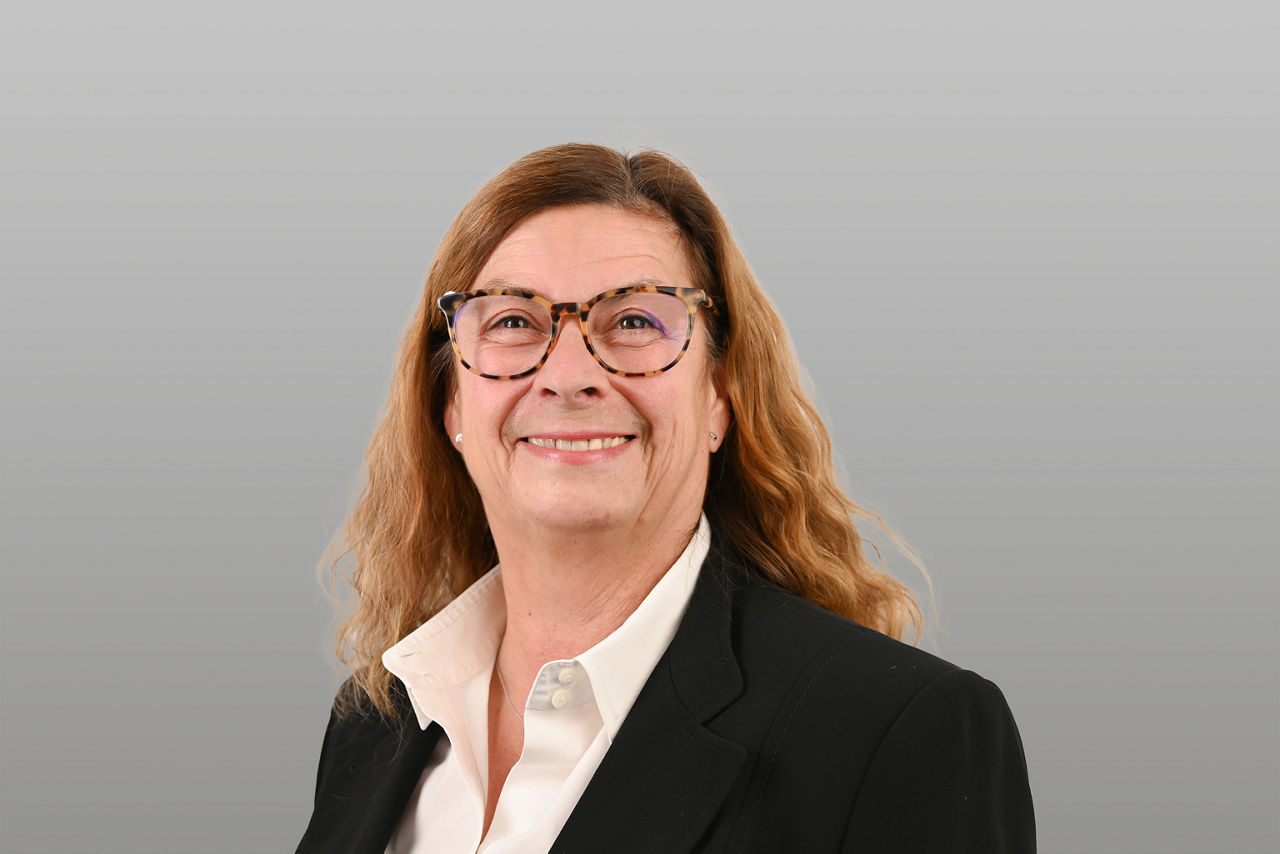 Kundenberaterin  Helga Fisseler vor grauen Hintergrund