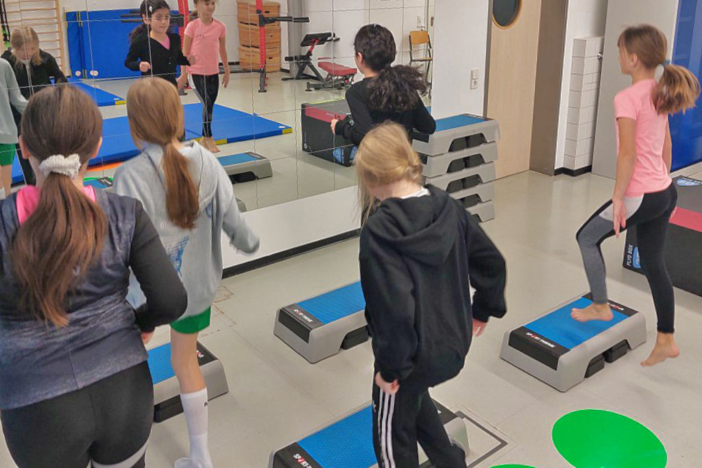 Personen mit Übungen auf einer Stepper
