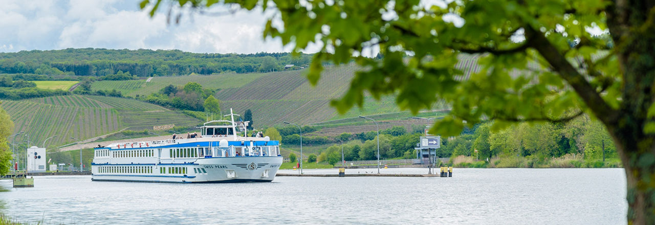 Schiff auf Fluss