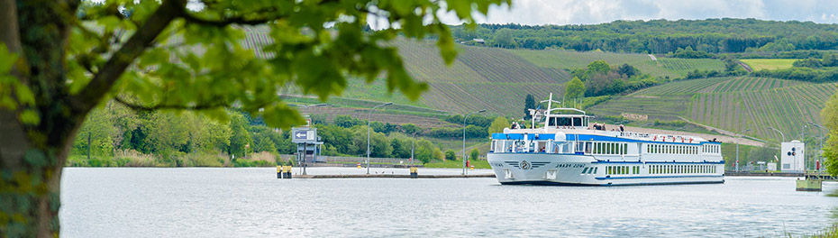 Bild eines Schiffes auf einem Fluss