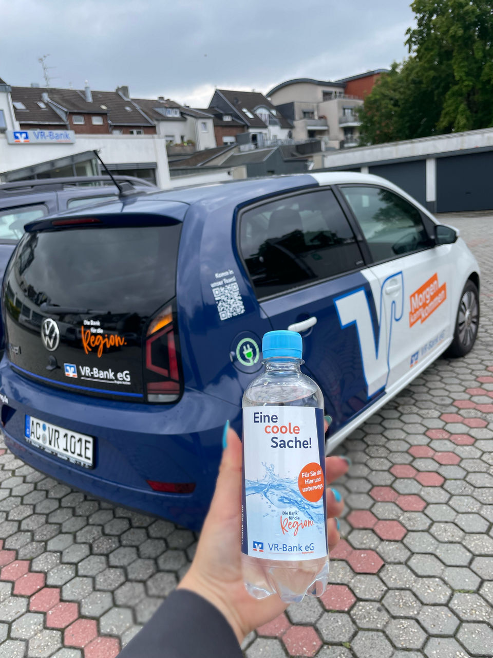 „Eine coole Sache“: die Wasserflasche im Stil der VR-Bank eG.