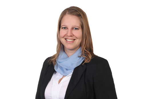 Freundlich lächelnde Frau im Anzug, unsere Privatkundenberaterin Angelika Fleischmann