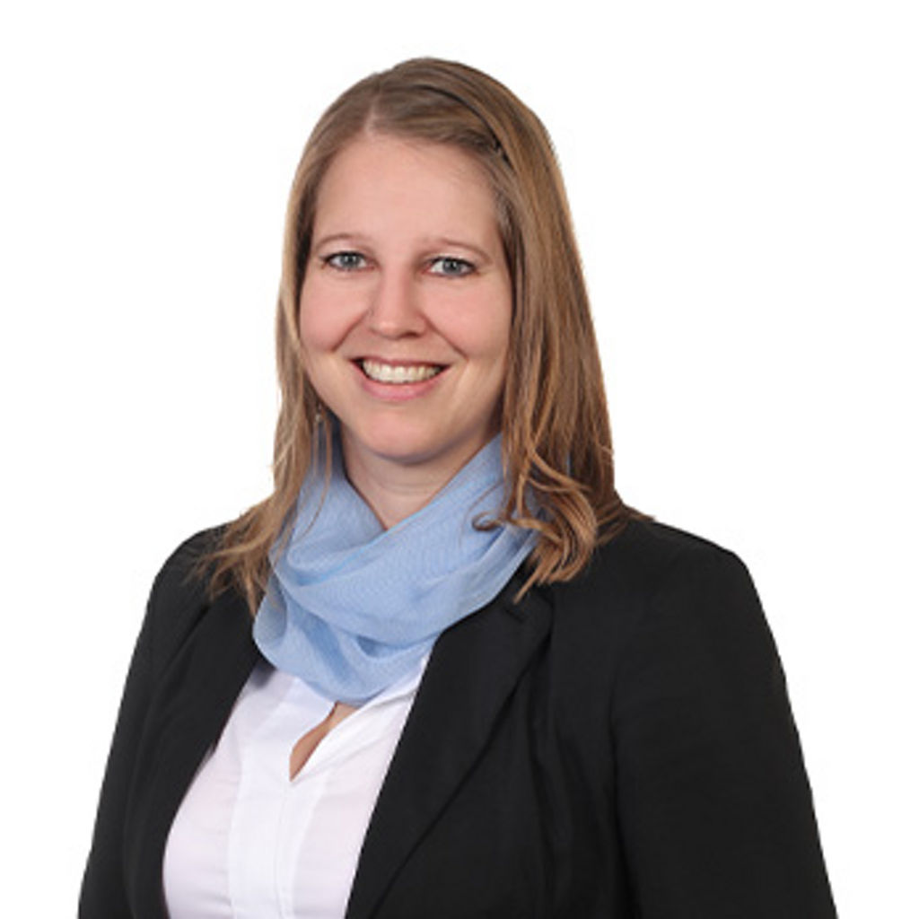 Freundlich lächelnde Frau im Anzug, unsere Privatkundenberaterin Angelika Fleischmann