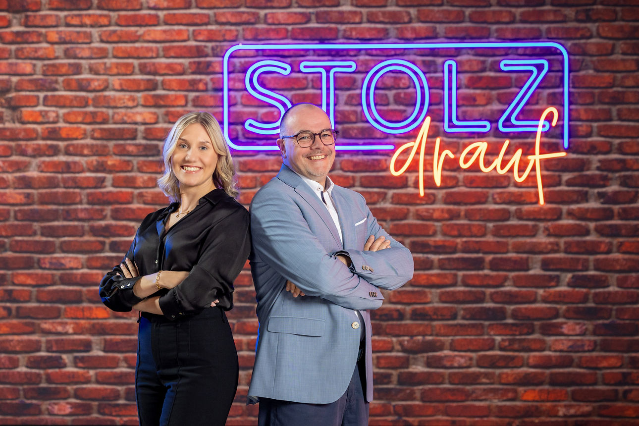 Pia Flesch und Thomas Schröter vor der "Stolz Wand"
