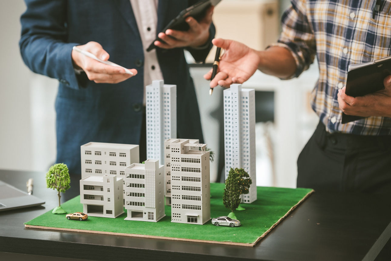 Zwei Geschäftsmänner sprechen miteinander über ein Immobilienprojekt