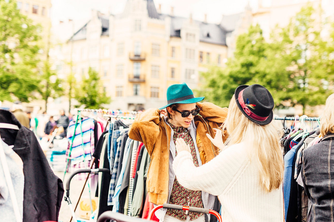 Zwei junge Erwachsene auf einem Flohmarkt