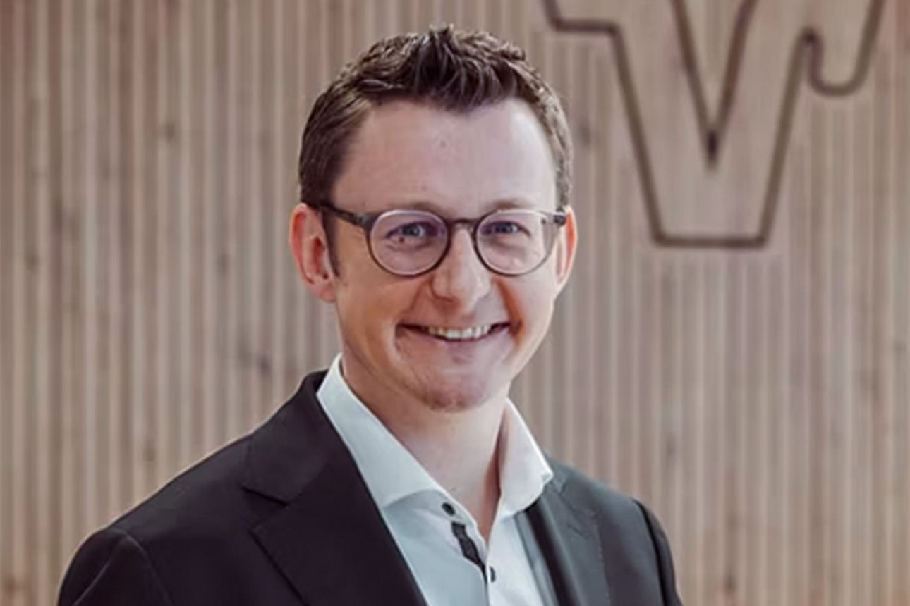 Private Banking Leiter Florian Reithmaier lächelt