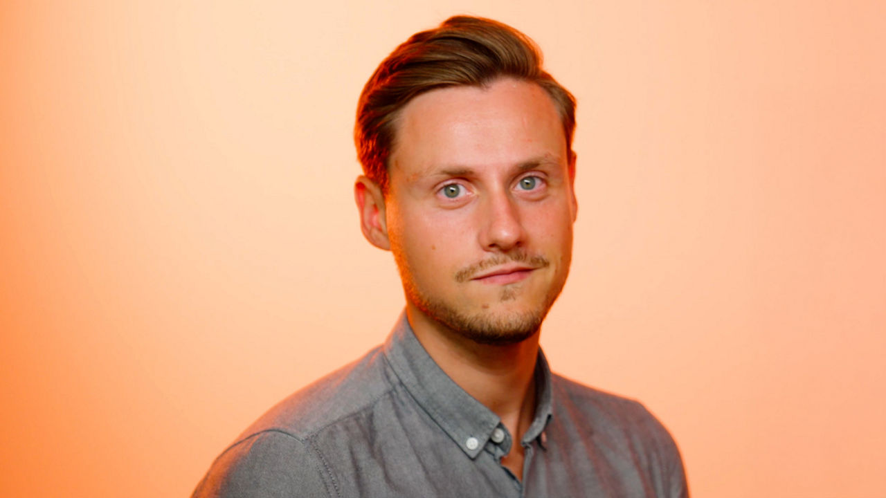 Portrait von dem Mitarbeiter Ausbildung und Recruiting Florian Richter bei der Volksbank in Ostwestfalen
