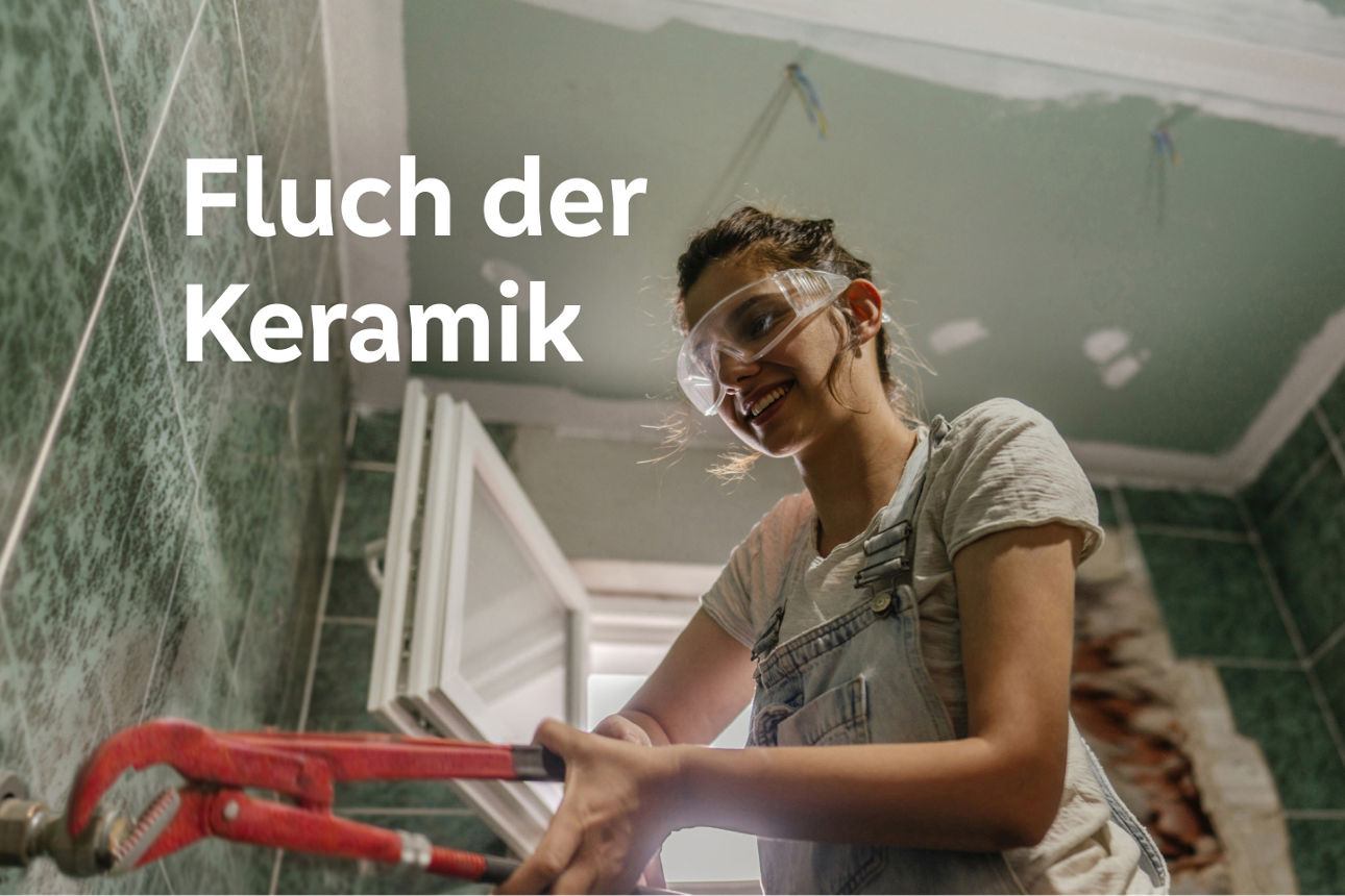 Frau mit Rohrzange in der Hand renoviert das Bad