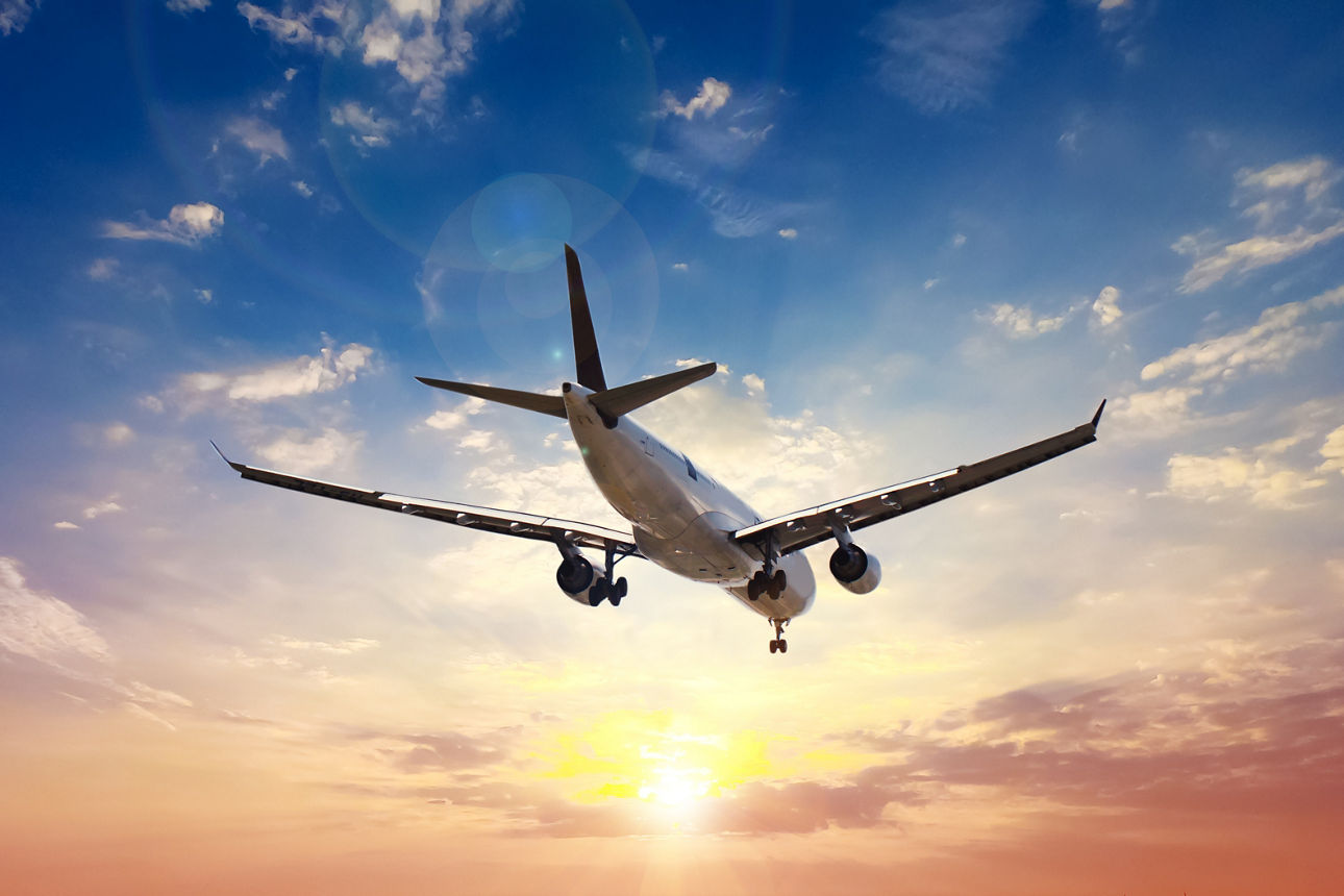 Ein Flugzeug beim Sonnenuntergang in der Luft