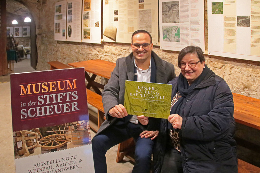 Vereinsvorsitzende und Bankmitarbeiter im Eingang des Museum "Stiftsscheuer"