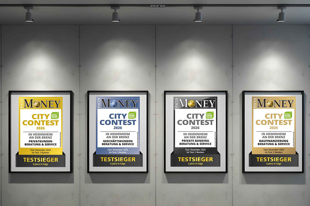 Vier eingerahmte „Focus Money City Contest 2024“ Urkunden hängen nebeneinander an einer beleuchteten Wand und zeigen verschie