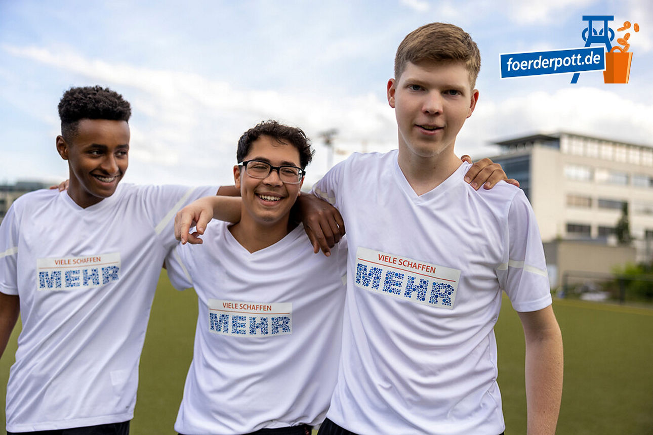 Drei jugendliche Männer halten sich sportlich im Arm, mit auf der Schulter verschränkten Armen. Sie tragen alle weiße T-Shirts mit einem Aufdruck, auf dem steht "Viele schaffen Mehr". Oben rechts in der Ecke befindet sich das Symbol vom foerderpott. Der Foerderpott ist die Umsetzung der Volksbank Ruhr Mitte zur  Crowdfunding-Plattform.