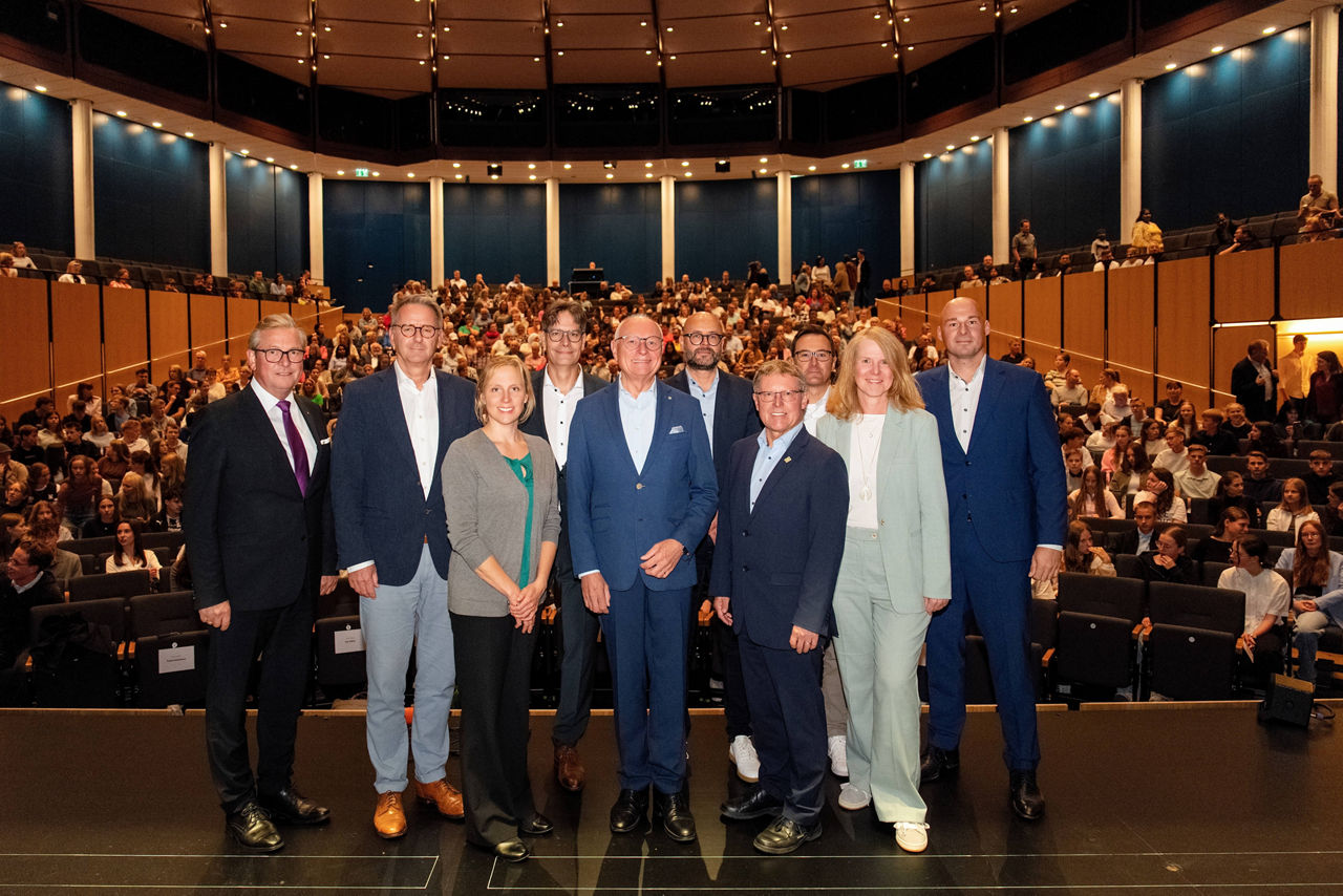 Vertreter der regionalen Förderer und der Universität Paderborn stehen im Hörsaal
