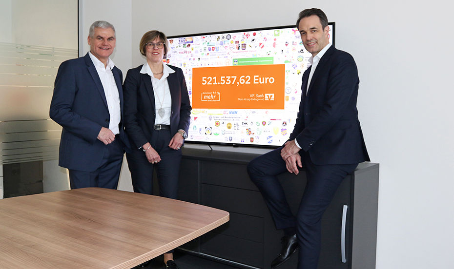 Das Bild zeigt die Förderzusammenfassung 2023 der VR Bank. Grafiken und Zahlen verdeutlichen die finanziellen Unterstützungen für verschiedene Projekte.