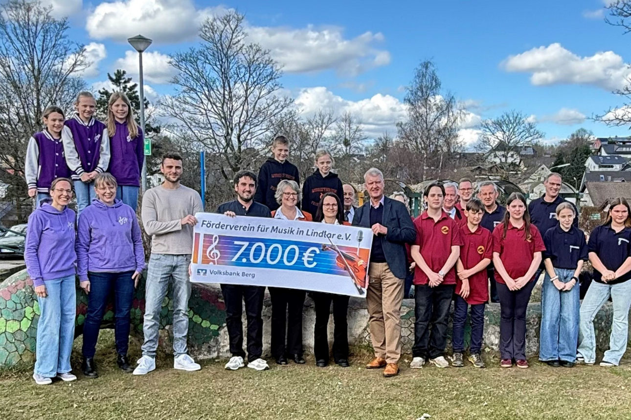 Helmut Vilmar und Melvin Berscheid überreichen einen Scheck an Vertreter des Fördervereins für Musik in Lindlar 