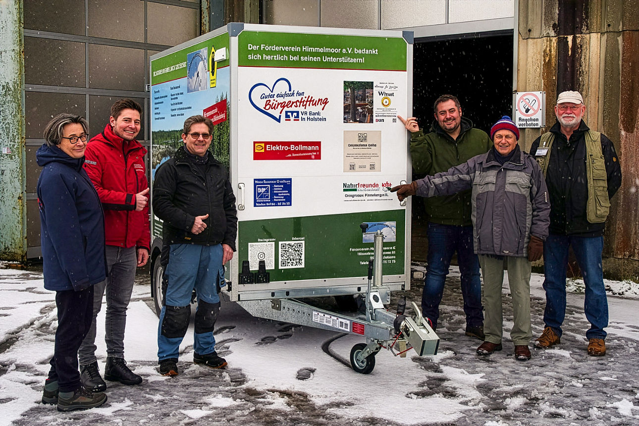 Die Stifter mit dem neuen Anhänger für den Förderverein Himmelmoor