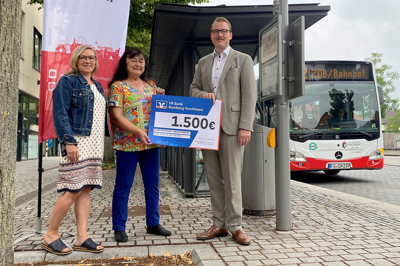 v.l. Carolin Polster vom Amt für Jugend, Bildung, Sport und Soziales der Stadt Forchheim, Annemarie Obernhuber, Seniorenbeirätin des Seniorenbeirates der Stadt Forchheim, Felix Fietzeck, Filialbereichsleiter der VR Bank Bamberg-Forchheim in Forchheim