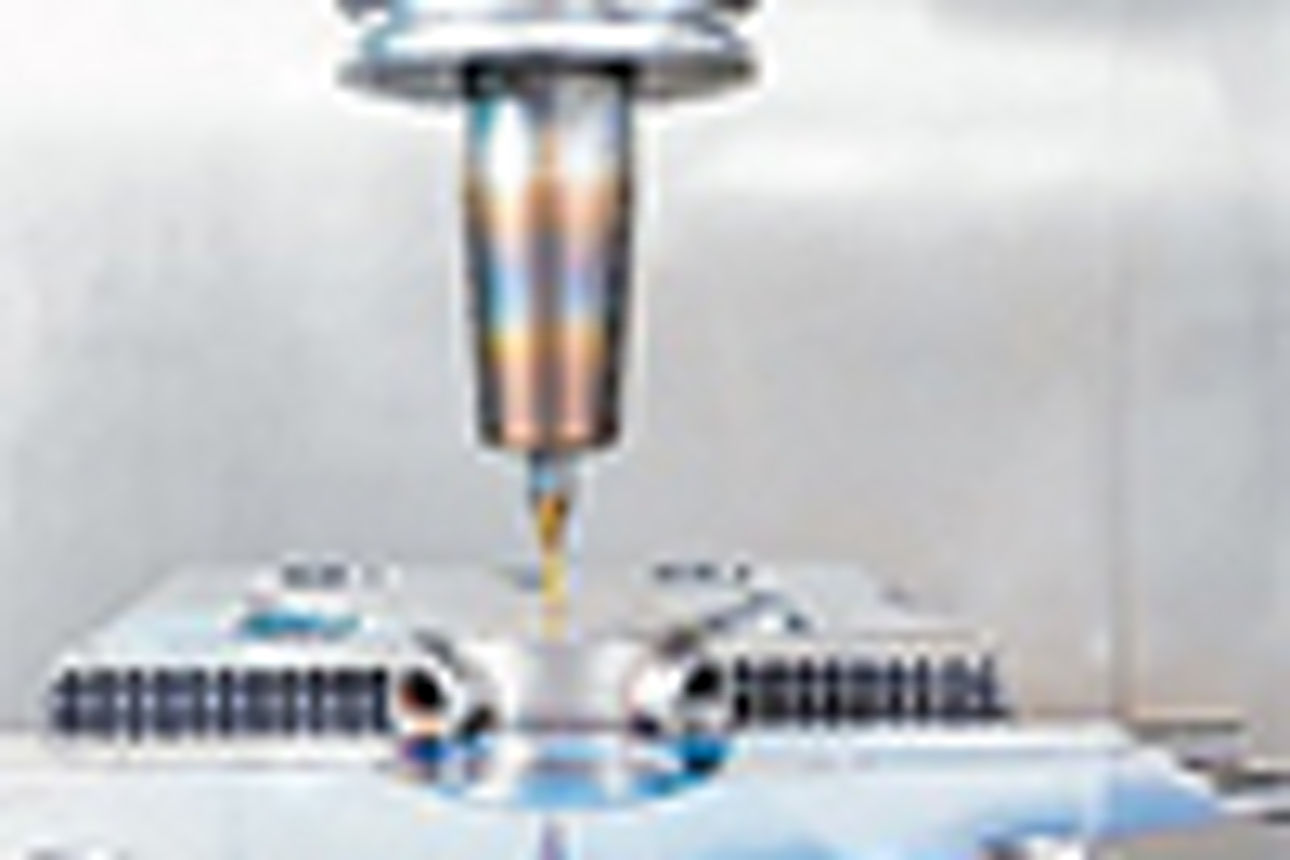 Die Spitze eines Feinbohrers bohrt in ein Metallteil