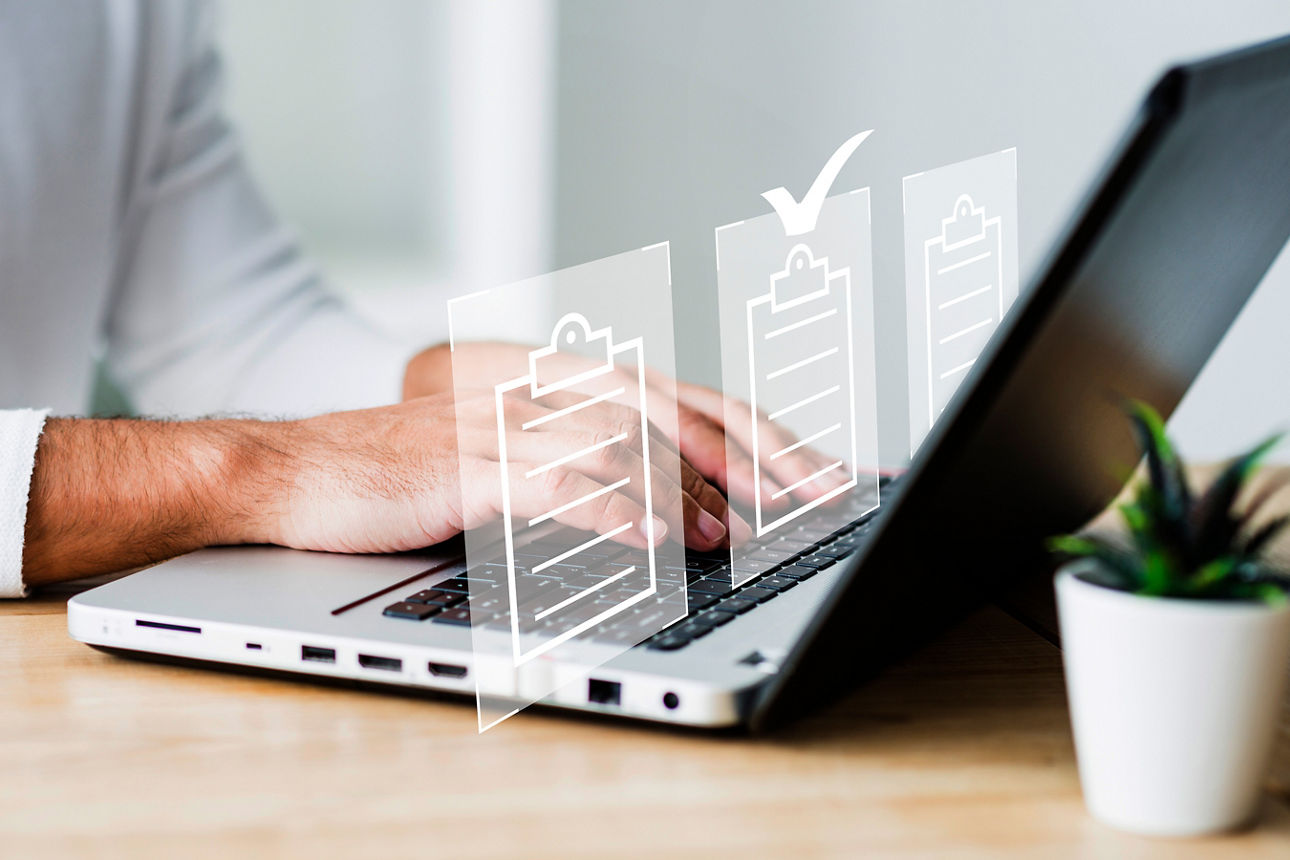 Zwei Hände bewegen sich über die Tastatur eines Laptops. Als Icons dargestellt schweben über der Tastatur 3 Klemmbretter, die sinnbildlich für die unterschiedlichen Online-Formulare stehen.