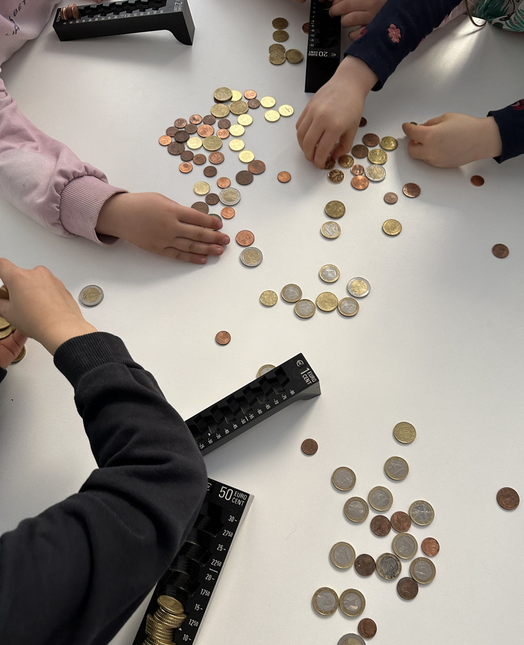 mehrere Kinder sortieren Münzgeld