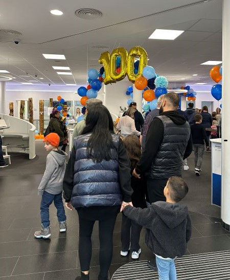 Die Jubiläumsdeko zum 100. Weltspartag ziert den Schalterbereich