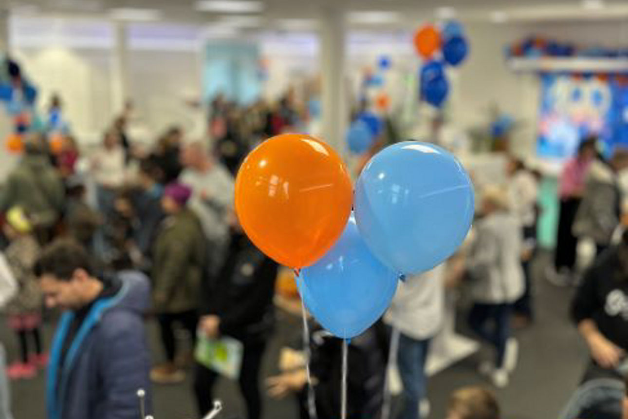 Ein Blick auf das gut geschmückte Foyer der Bank voller junger Sparer 