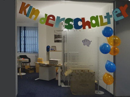 Kinderschalter mit bunten Luftballons