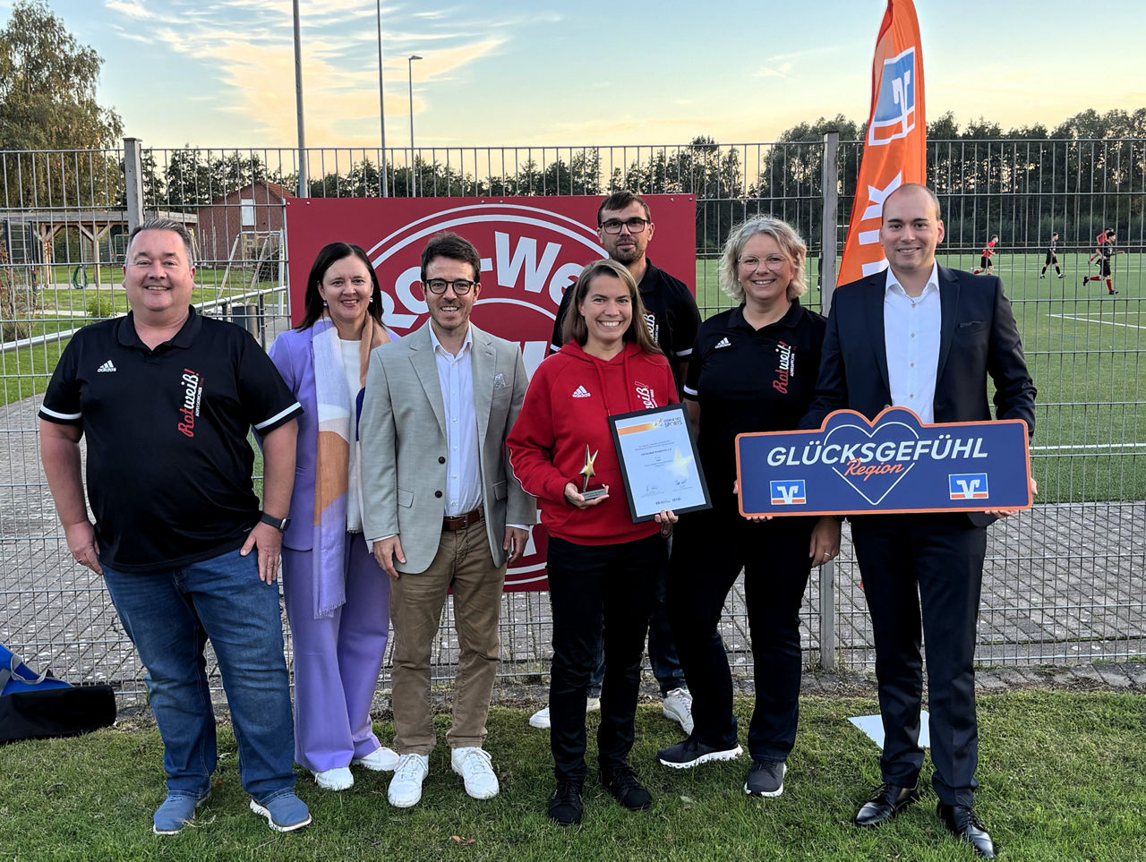 Offizielle Spendenübergabe mit Michael Burchard (links, VIA Stiftung), Annegret Bockey (Mitte) und Dirk Möller (rechts).