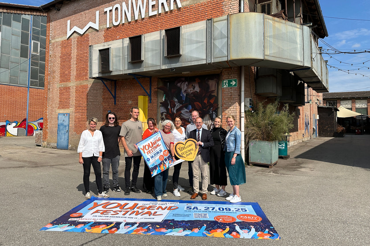 Pressebild mit den Verantwortlichen vom YOUFestival 2025 in Dorfen.