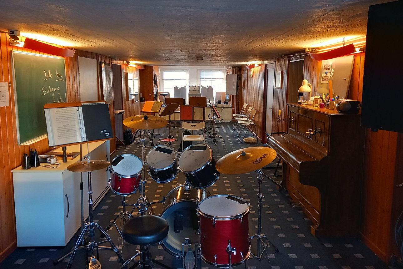 Ein Probenraum mit Musikinstrumenten
