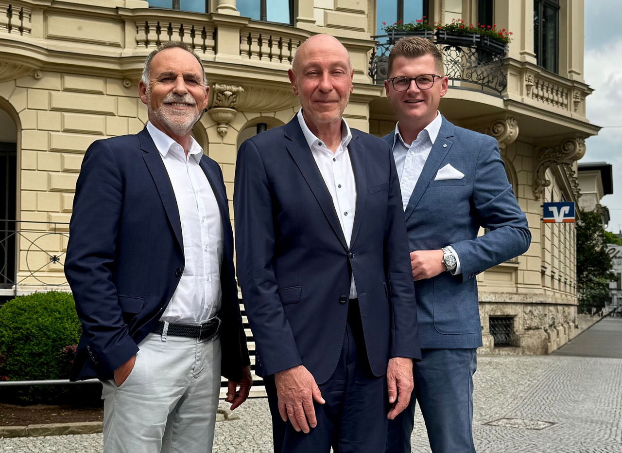 Vorstand und Aufsichtratsvorsitzender vor dem Bankgebäude in Weimar