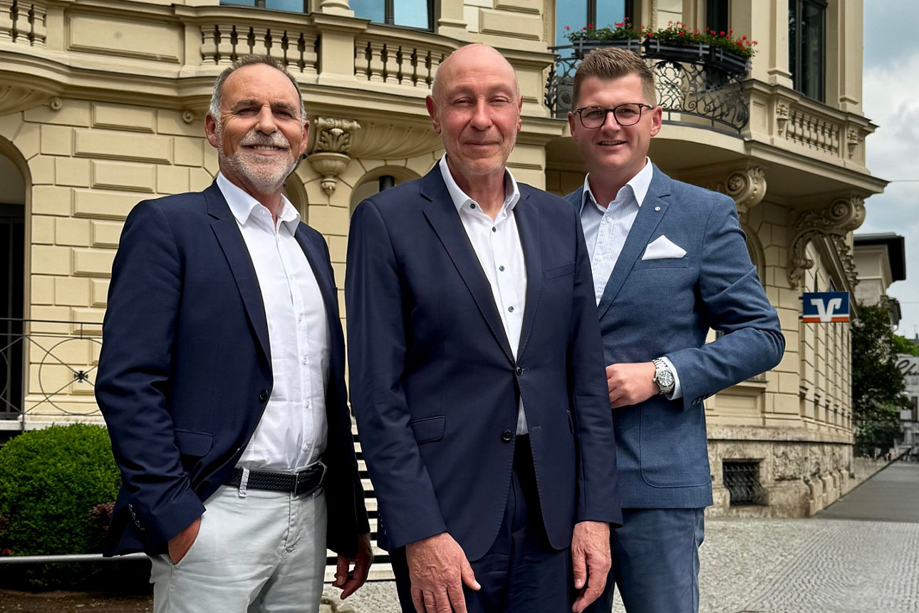 Vorstand und Aufsichtsratsvorsitzender vor dem Bankgebäude in Weimar