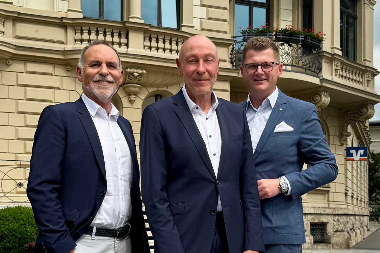 Vorstand und Aufsichtsratsvorsitzender vor dem Bankgebäude in Weimar