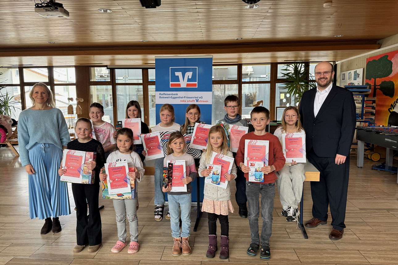 Grunschulkinder halten Ihre Siegerurkunden vom Malwettbewerb 2026