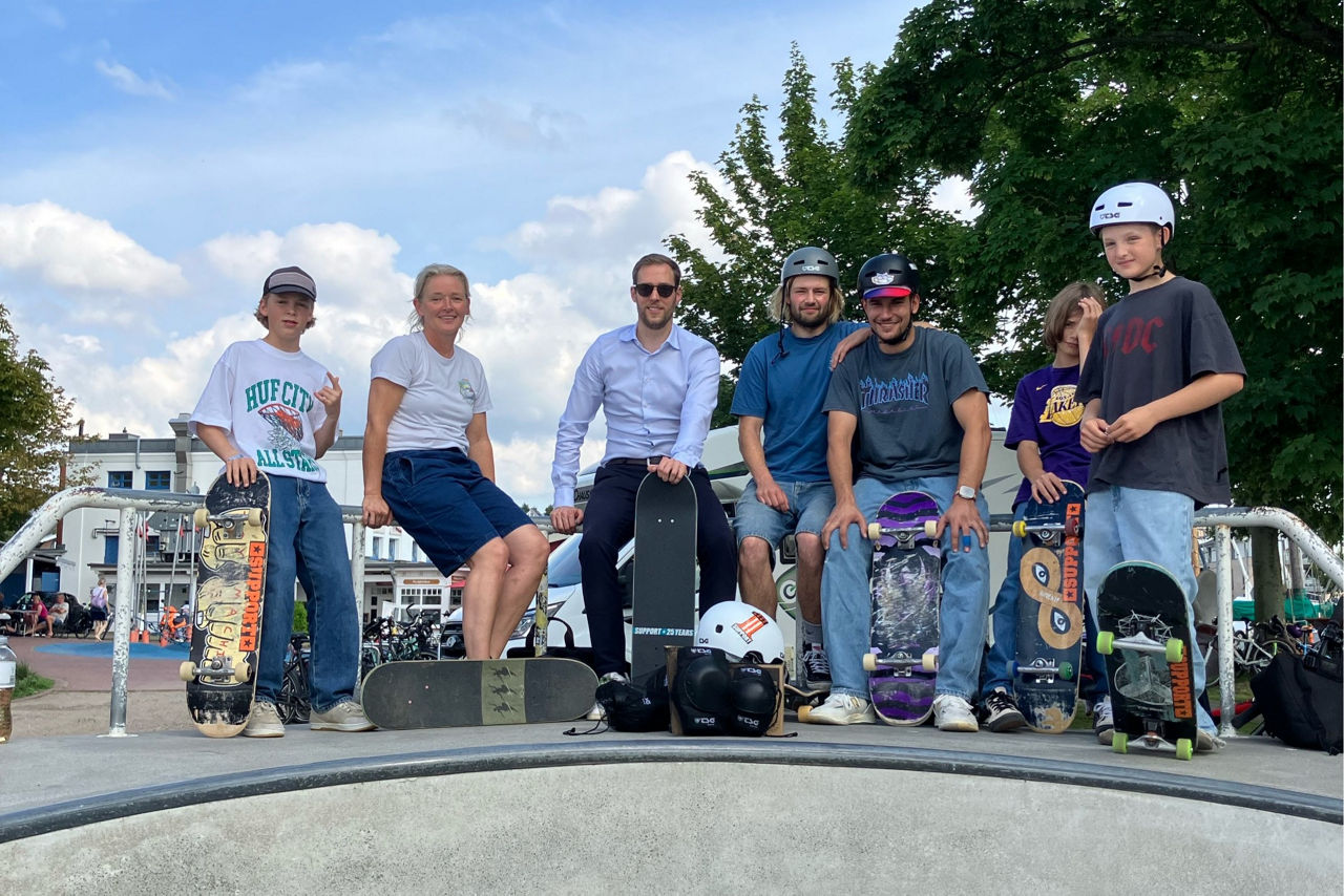 Eine Gruppe Jugendlicher in einem Skatepark