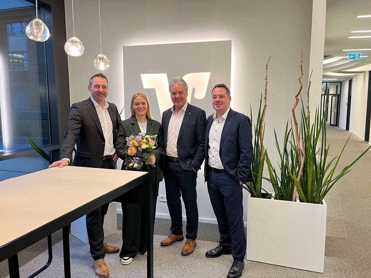 Leonie Menger (2.v.l.) übernimmt die Filialleitungen für Hörstel und Riesenbeck von Benedikt Greiwe (3.v.l.).