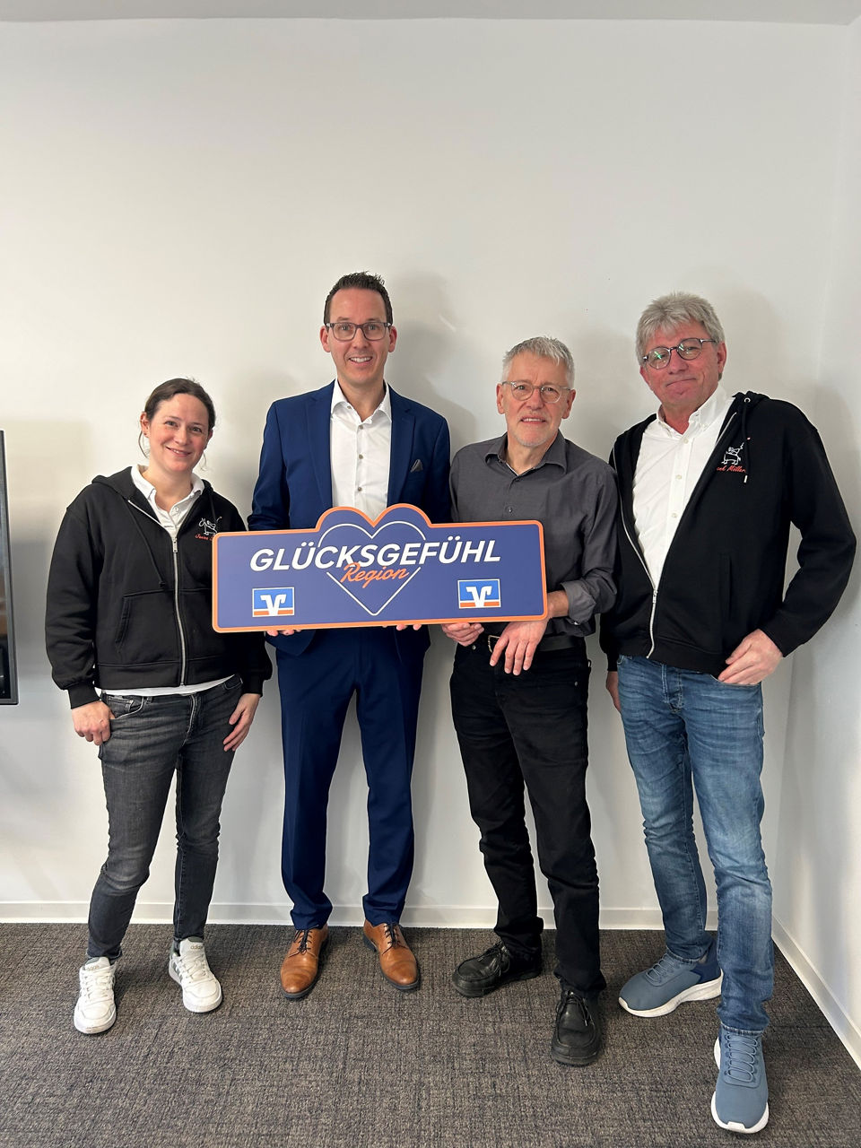 Symbolische Spendenübergabe nach der Weiberfastnachtsaktion der Volksbank im Münsterland.