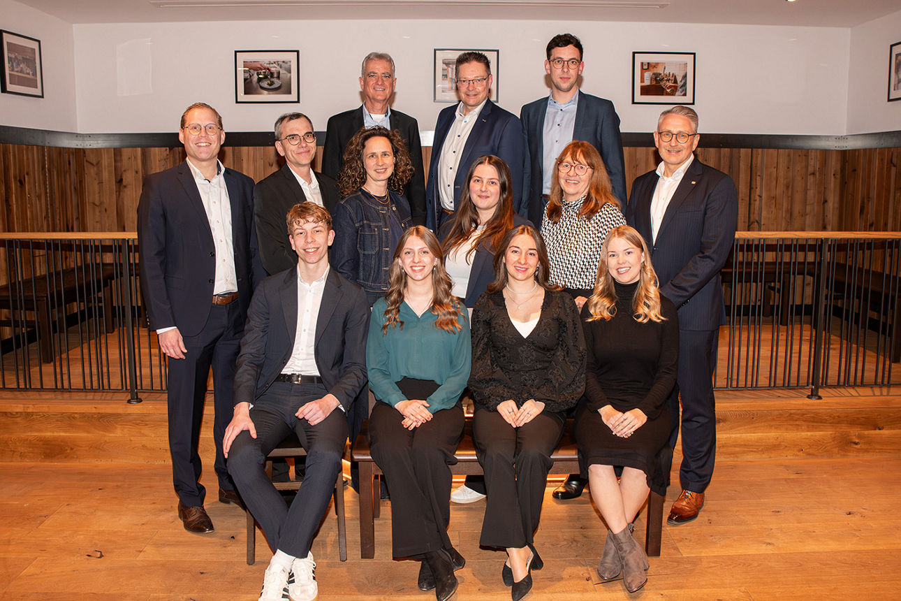 Gruppenbild unserer ausgelernten Auszubildenden und den Mitarbeitern unserer Bank, 13 Personen in drei Reihen.