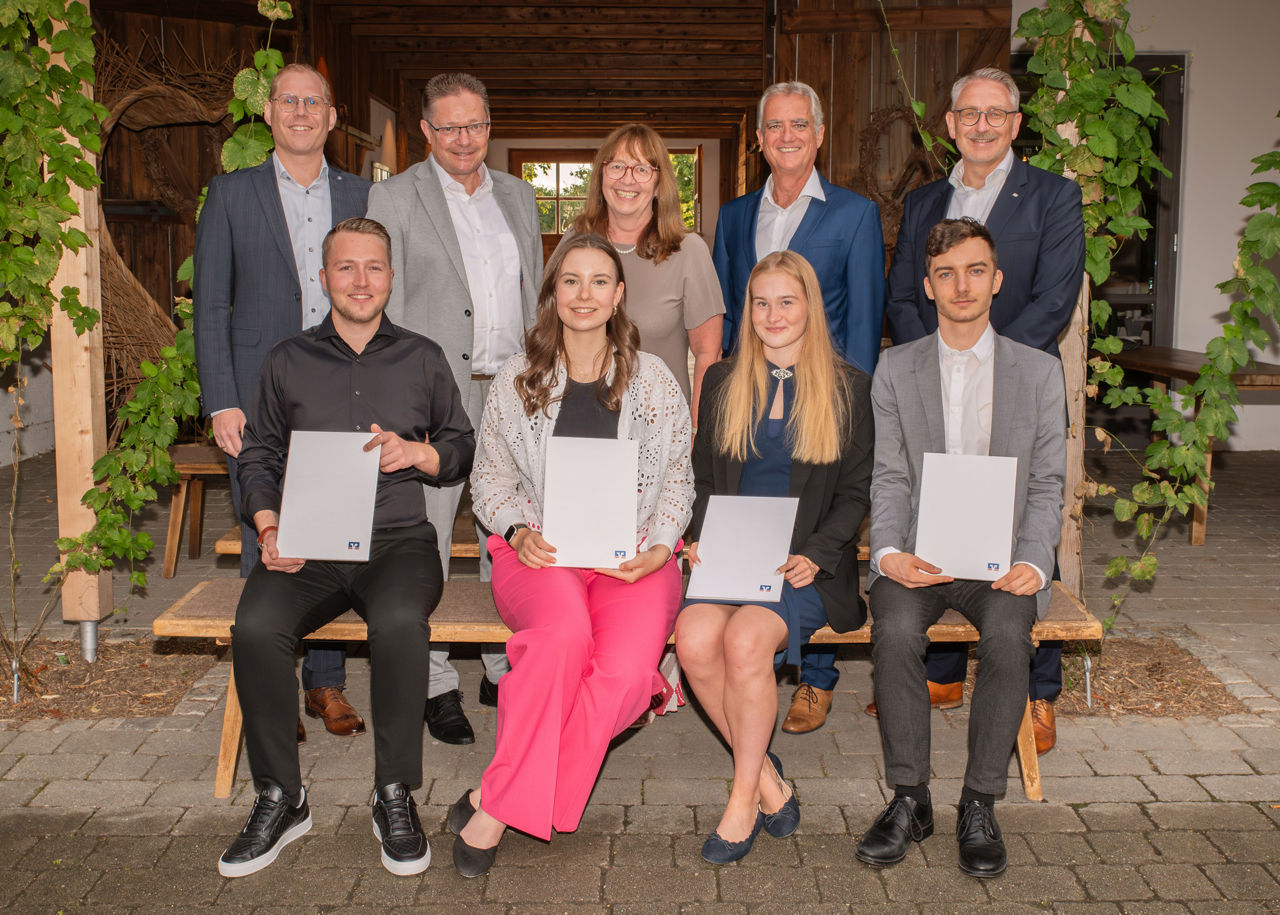 Gruppenfoto mit 9 Personen, Mitarbeiter und Auszubildende der VR-Bank Taufkirchen-Dorfen.