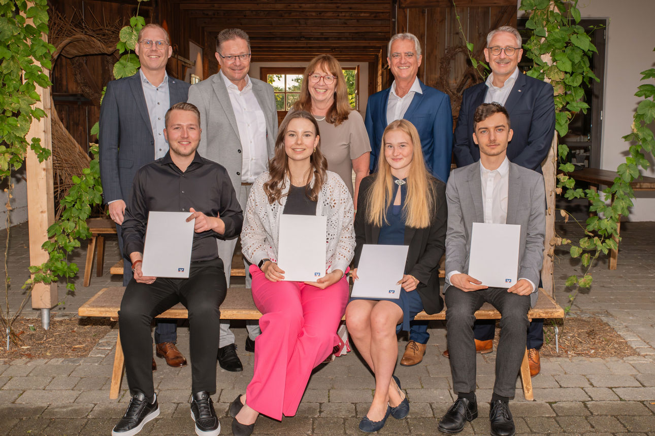 Gruppenfoto mit 9 Personen, Mitarbeiter und Auszubildende der VR-Bank Taufkirchen-Dorfen.
