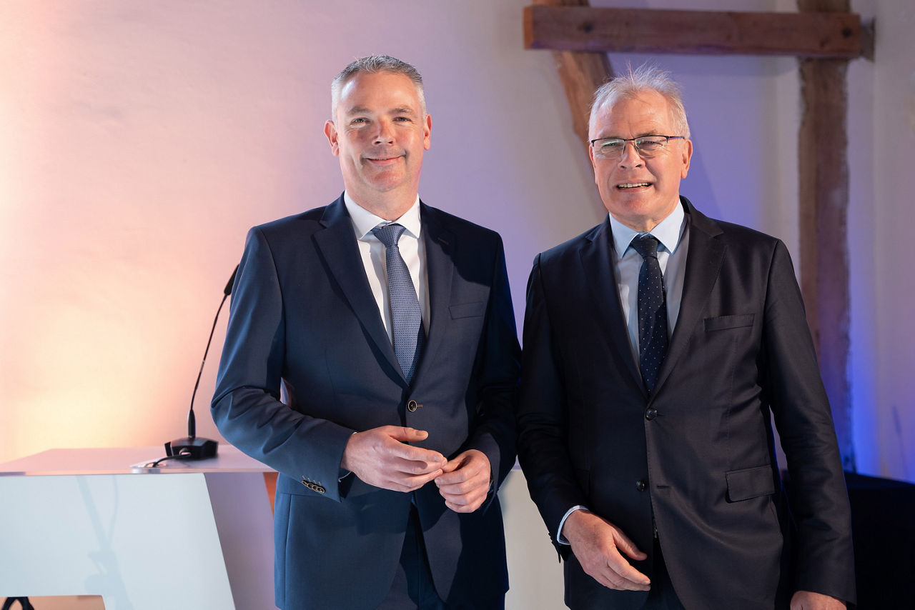 Auf dem Foto, von links nach rechts: Dirk Rodenbeck, stellvertretender Aufsichtsratsvorsitzender, und Joachim Schorling bei d
