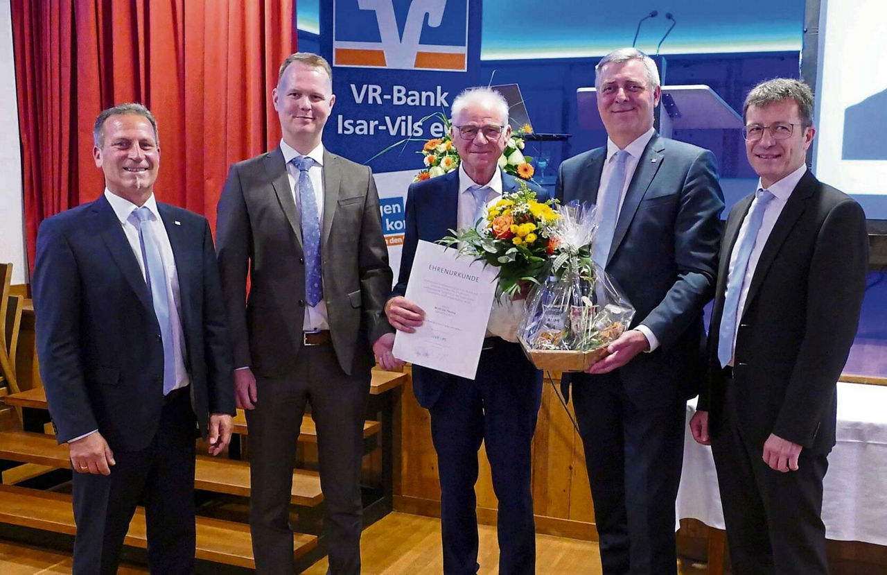 Auf dem Foto lächeln Herr Frischmann, Herr Giebel, Herr Thoma, Herr Gruber und Herr Deinböck (v.l.) in die Kamera.