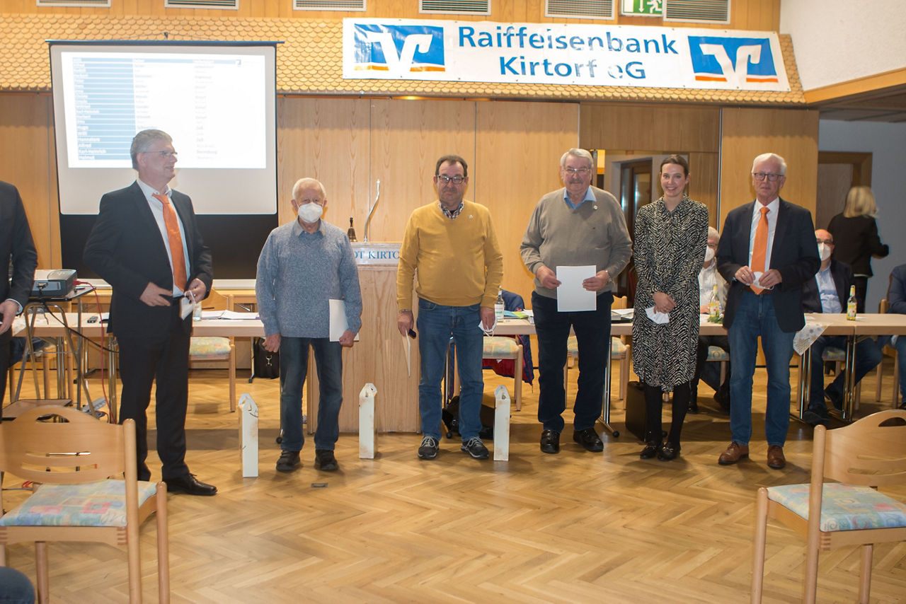 Die Preisverleihung läuft, die Auszeichnungen werden präsentiert.