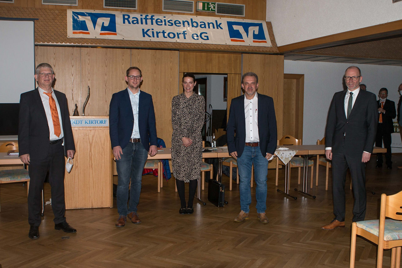Die Preisverleihung läuft, die Auszeichnungen werden präsentiert.