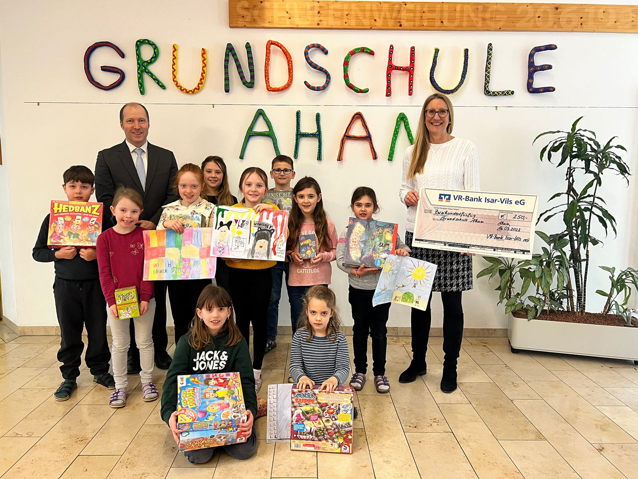 Gewinner des Jugendwettbewerbs mit Rektorin Barbara Kirmse von der Grundschule Aham sowie Alfred Brandstetter 