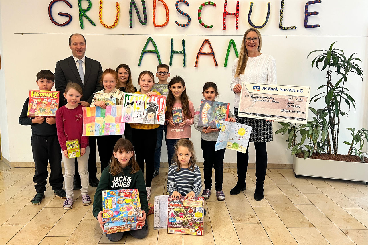 Gewinner des Jugendwettbewerbs mit Rektorin Barbara Kirmse von der Grundschule Aham sowie Alfred Brandstetter 