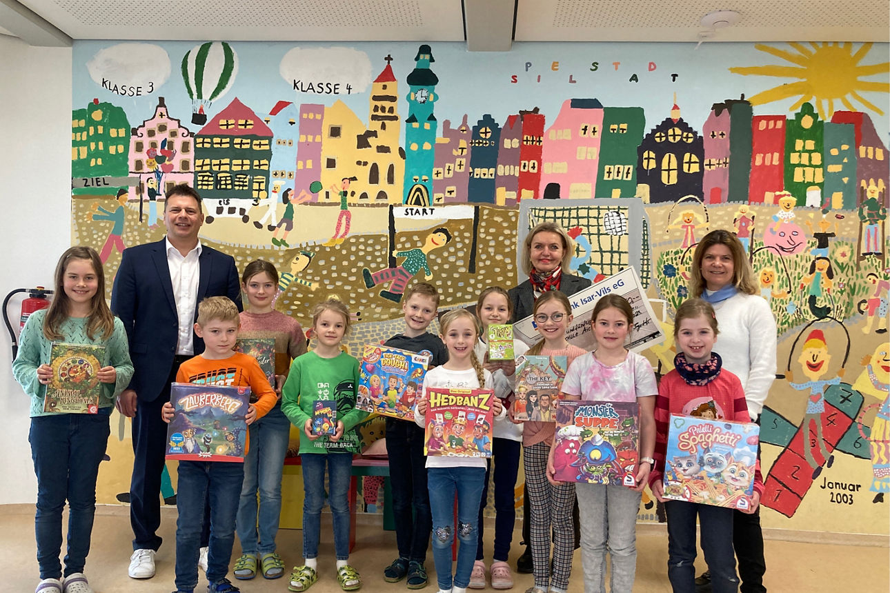 Gewinner des Jugendwettbewerbs, Rektorin Sonja Sonnauer (Grundschule Aich) sowie Reiner Schiele und Christine Bachmayer