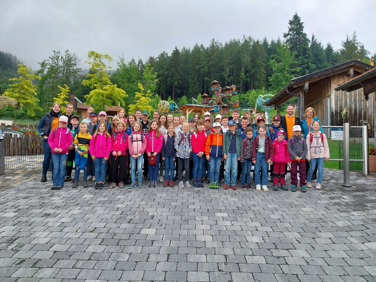 Die Kinder mit den Betreuer der VR-Bank Isar-Vils im Freizeitpark.